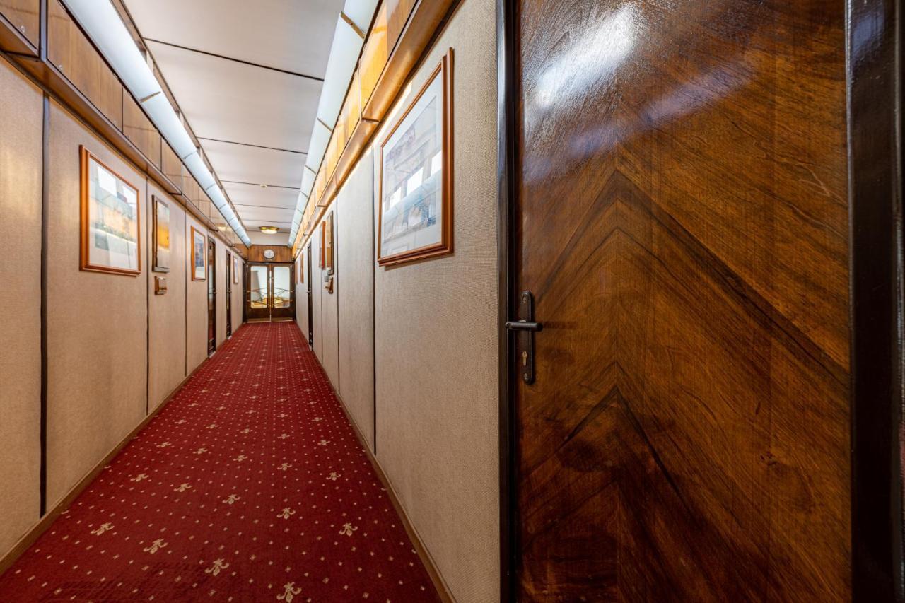 Grand Jules - Boat Hotel บูดาเปสต์ ภายนอก รูปภาพ