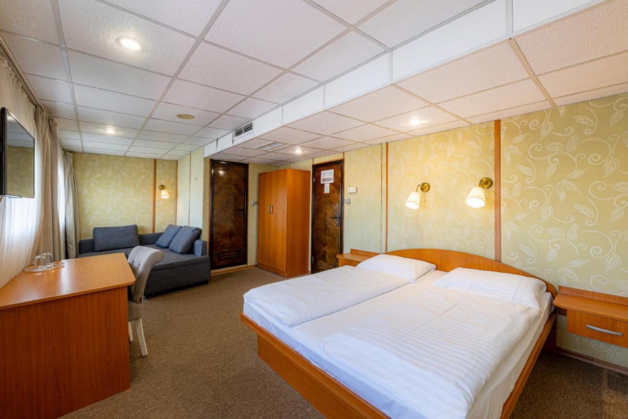 Grand Jules - Boat Hotel บูดาเปสต์ ภายนอก รูปภาพ