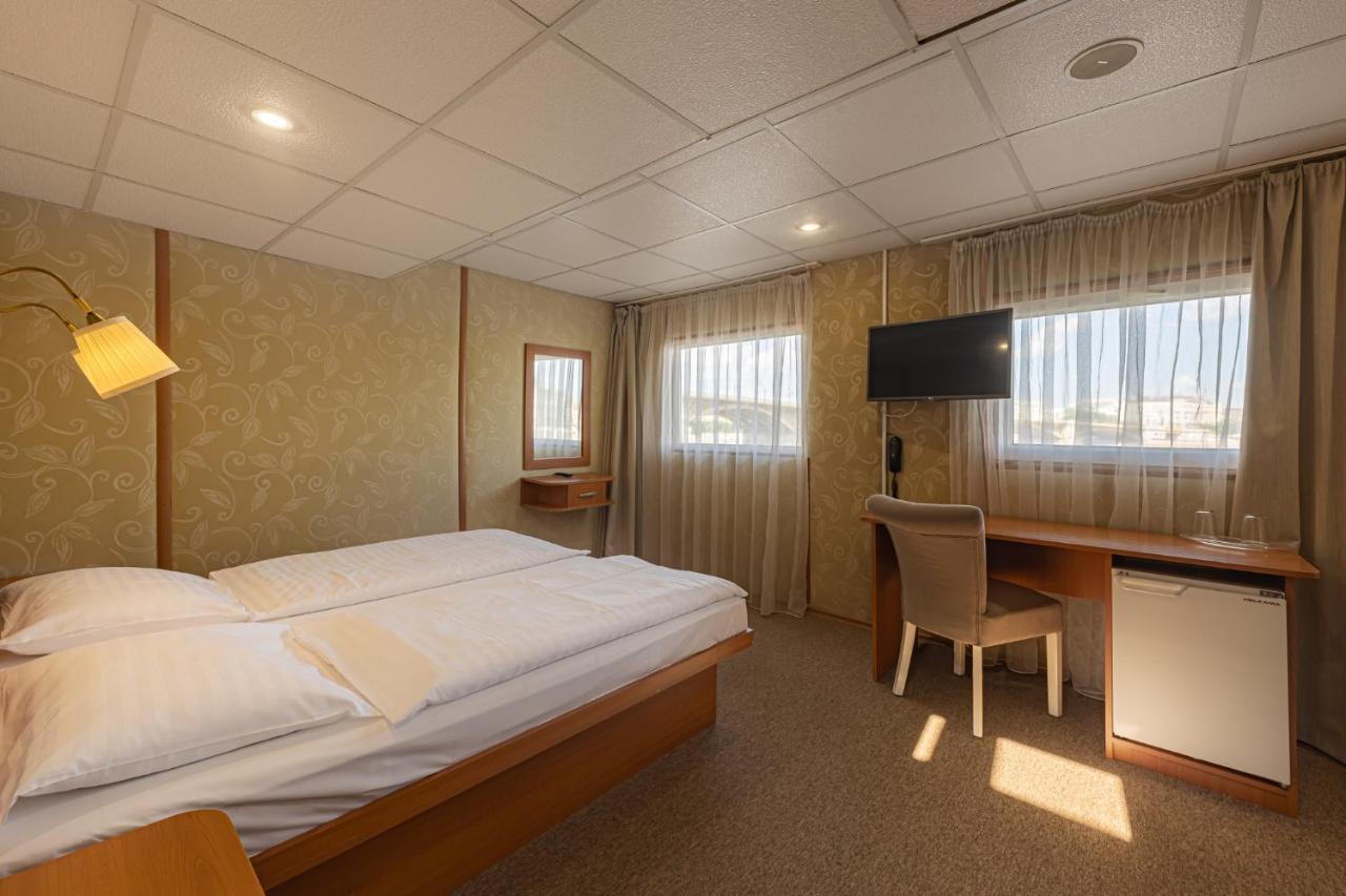 Grand Jules - Boat Hotel บูดาเปสต์ ภายนอก รูปภาพ