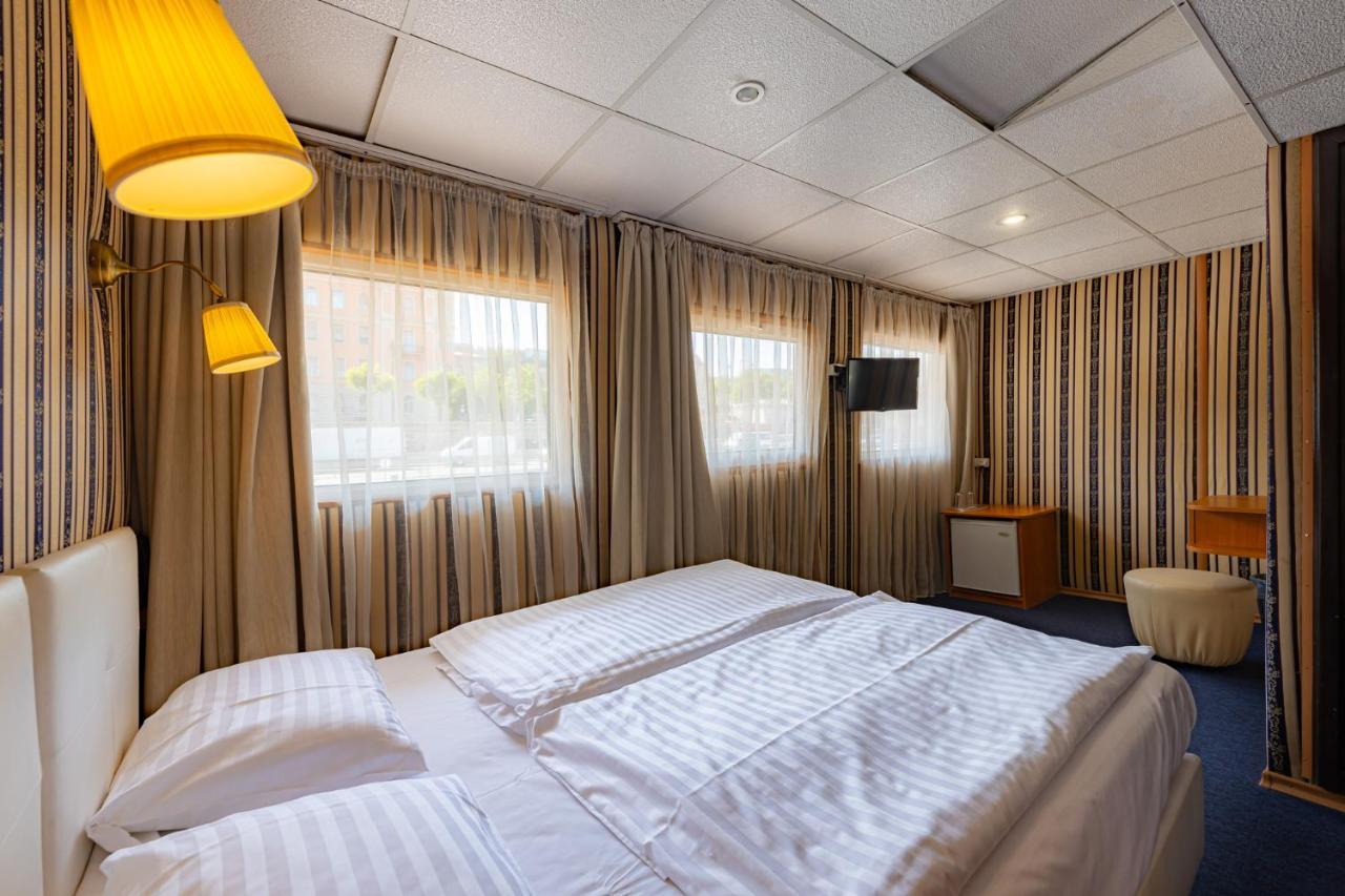 Grand Jules - Boat Hotel บูดาเปสต์ ภายนอก รูปภาพ